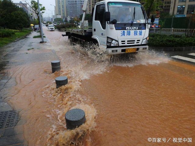 关于广东暴雨:街头积水市民骑车如渡河的信息